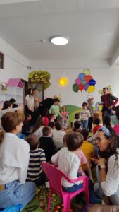 Activitate de grup pentru copii la Centrul Sunshine din Pitești